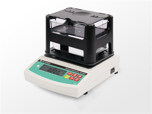 多孔性材料密度計，陶瓷密度計DA-300VP是專門針對多孔性物質(zhì)研究開發(fā)的；除了測量密度外，還可以滿足孔隙率、吸水率的測量，本產(chǎn)品操作簡單，沒有復(fù)雜的過程；具有測量重復(fù)性好，精度高，操作簡單……等特點；任何人都可以輕易操作。