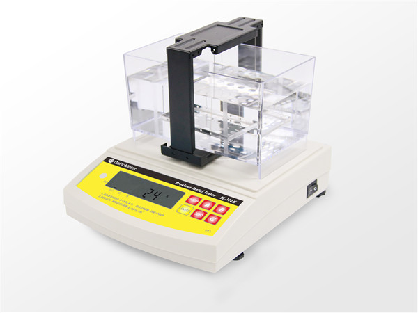 高精度鉑金含量檢測(cè)儀DE-120K是業(yè)界采用較為廣泛的貴金屬純度檢測(cè)儀器，不損壞樣品、能快速、簡(jiǎn)單、準(zhǔn)確的區(qū)別與檢測(cè)黃金的K數(shù)、鉑金PT值、其它貴金屬純度%、及密度值。