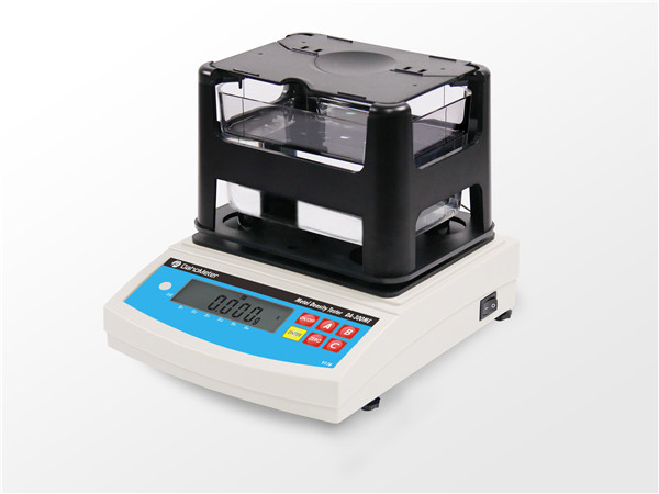 硬質(zhì)合金密度測(cè)試儀DA-300ME主要針對(duì)金屬材料領(lǐng)域的密度測(cè)量，是Dahometer品牌經(jīng)典款產(chǎn)品，品質(zhì)優(yōu)良，密度精度高，即時(shí)顯示密度值，操作順暢方便、省時(shí)；具有更好的測(cè)量穩(wěn)定性與可靠性；適合要求較高的場(chǎng)合。